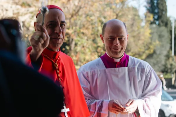 El Cardenal Víctor "Tucho" Fernández toma posesión de su título cardenalicio en Roma. Crédito: Elisabeth Alva/ACI Prensa