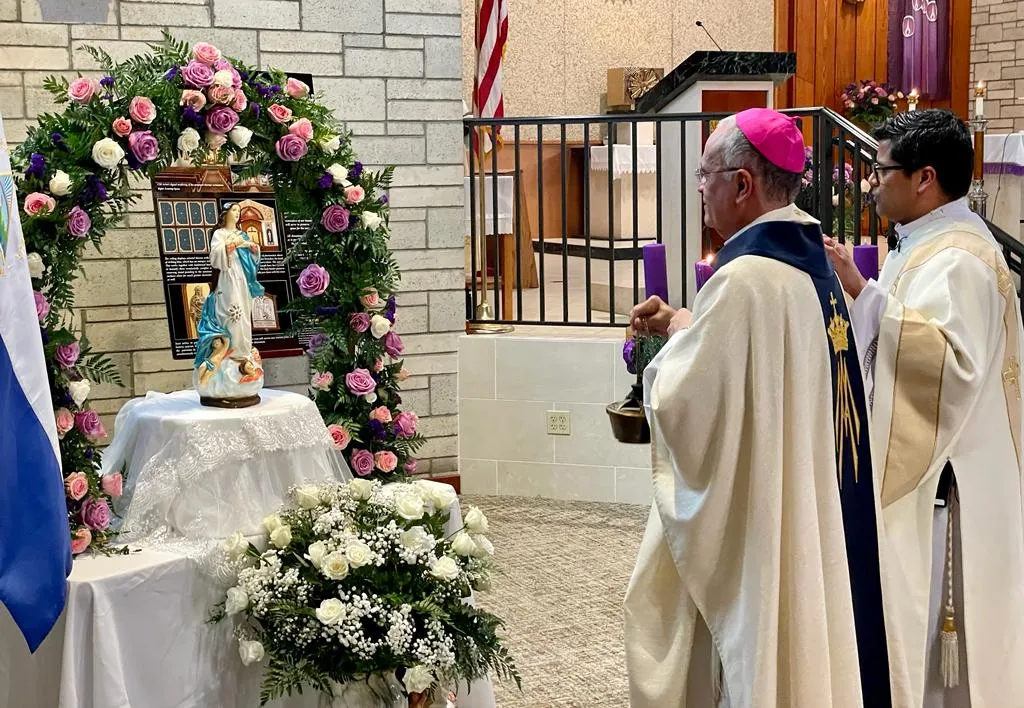 El Obispo auxiliar de Managua, Mons. Silvio Báez, ante una imagen de la Santísima Virgen.?w=200&h=150