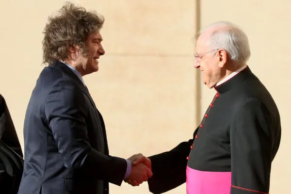 Javier Milei saluda al P. Leonardo Sapienza a su llegada al Vaticano. Crédito: Daniel Ibáñez/ ACI Prensa