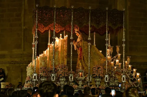 La Virgen de la Salud se aproxima a la catedral. Crédito: Joaquín Carmona