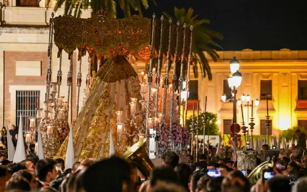 El palio de la Virgen de la Salud, de la Hermandad de San Gonzalo, en la noche del Lunes Santo. Crédito: Joaquín Carmona