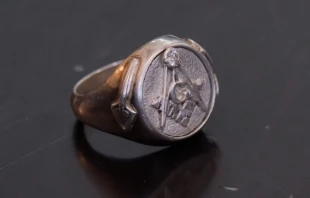 ¿Conservar anillos de masones atenta contra la fe católica? Exorcista mexicano responde. Crédito: Vladimir Tretyakov / Shutterstock