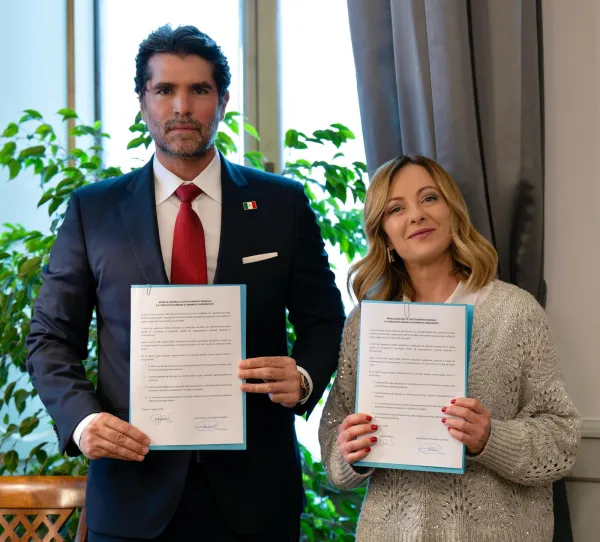 Eduardo Verástegui y Giorgia Meloni firman el convenio en Roma. Crédito: Cortesía de Eduardo Verástegui