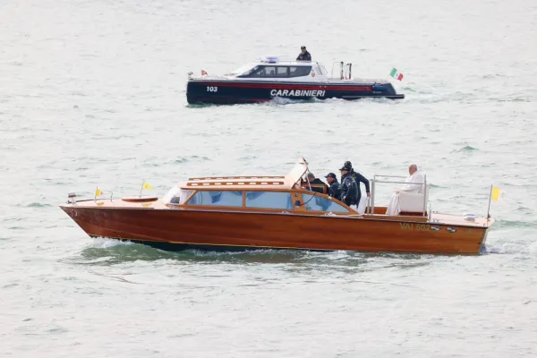 El Papa Francisco en lancha motora en Venecia este 28 de abril. Crédito: Daniel Ibáñez/ ACI Prensa