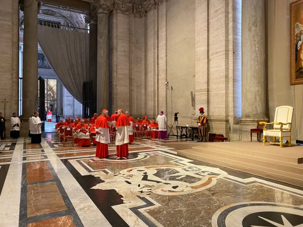 Cardenales esperan al Papa Francisco en el atrio cercano a la Puerta Santa. Crédito: AIGAV