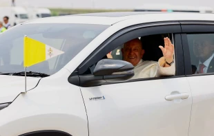 El Papa Francisco en su coche oficial Crédito: Daniel Ibáñez/ EWTN News