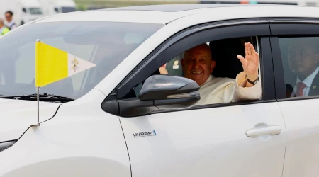 El Papa Francisco en su coche oficial