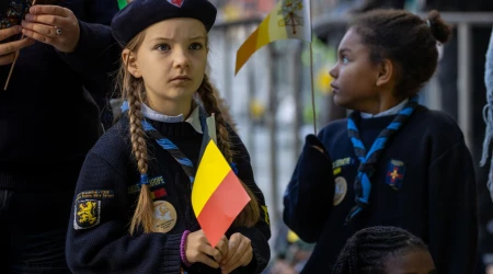 Niñas scouts participan en la Misa del Papa de esta mañana