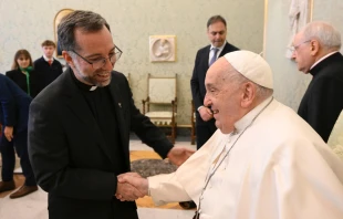 El Papa Francisco saluda a uno de los miembros de la Red Mundial de Oración del Papa Crédito: Vatican Media