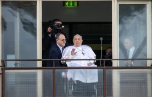 El Papa Francisco, asomado al Gemelli Crédito: Daniel Ibañez/ EWTN News