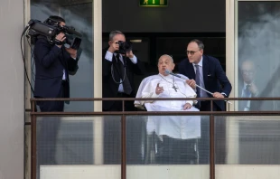 El Papa Francisco con la voz fatigada dirige un mensaje a los fieles el pasado domingo Crédito: Daniel Ibañez/ EWTN News