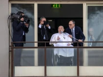 El Papa reaparece en público tras casi 40 días hospitalizado y regresa al Vaticano tras recibir el alta médica