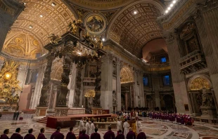 Bajo la cúpula de la Basílica de San Pedro se encuentra el imponente baldaquino de Bernini Crédito: Daniel Ibañez/EWTN News