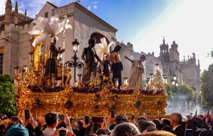 Misterio de la Hermandad de San Benito en los alrededores de la catedral de Sevilla el martes santo. Crédito: Cortesía de Joaquín Carmona