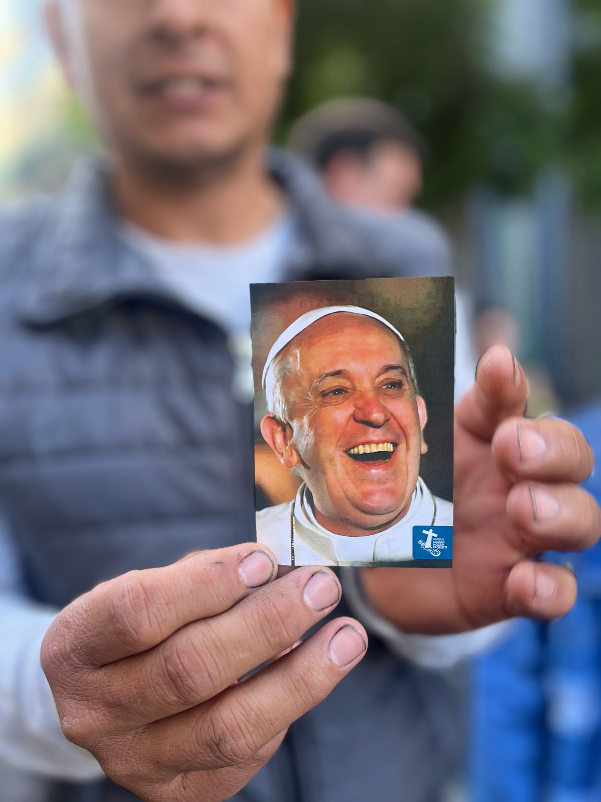 Un fiel muestra una foto del Papa Francisco. Crédito: Julieta Villar / EWTN News.