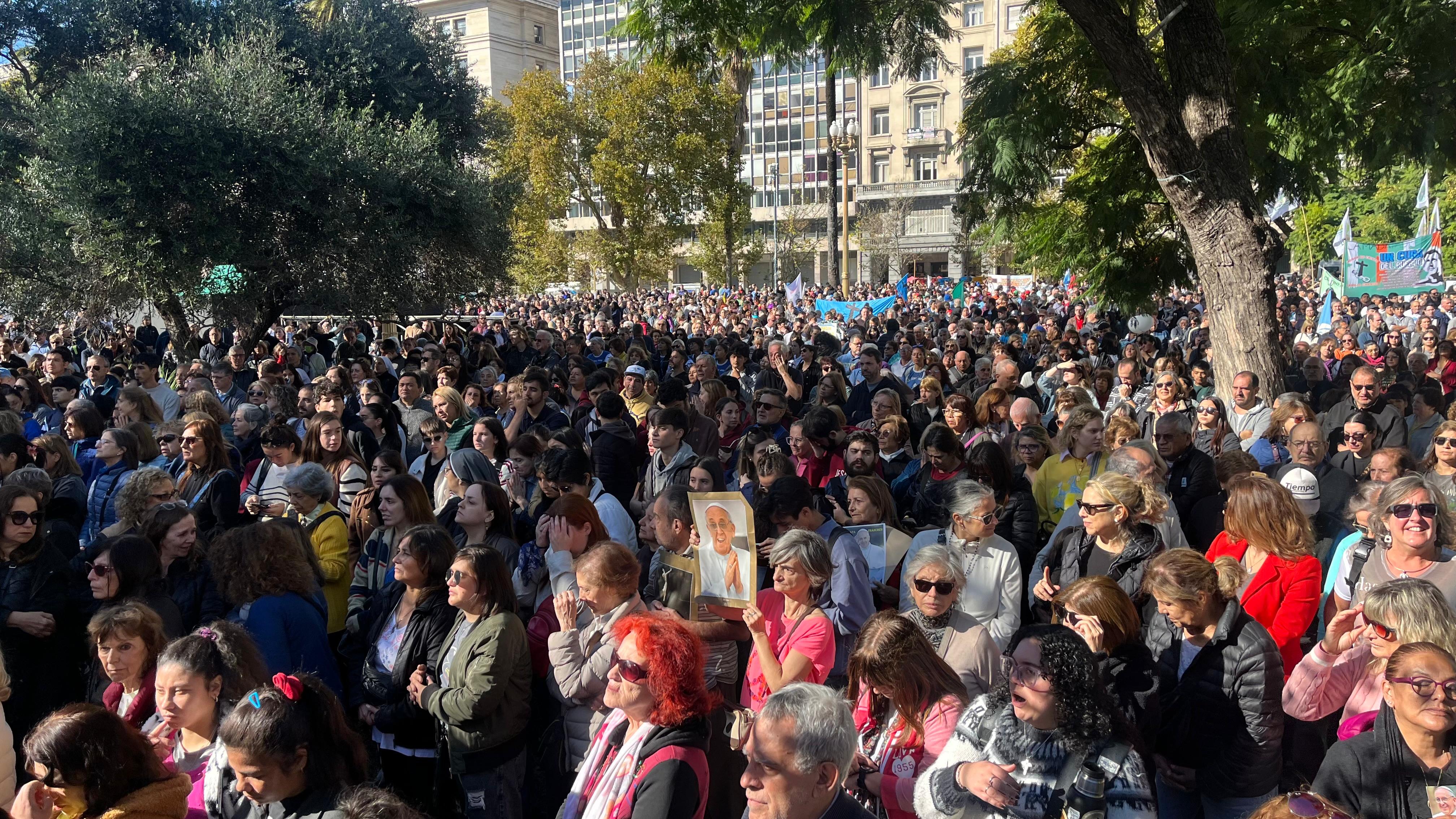 Los fieles en la Plaza de Mayo en Buenos Aires este sábado 26 de abril. Crédito: Julieta Villar / EWTN News.