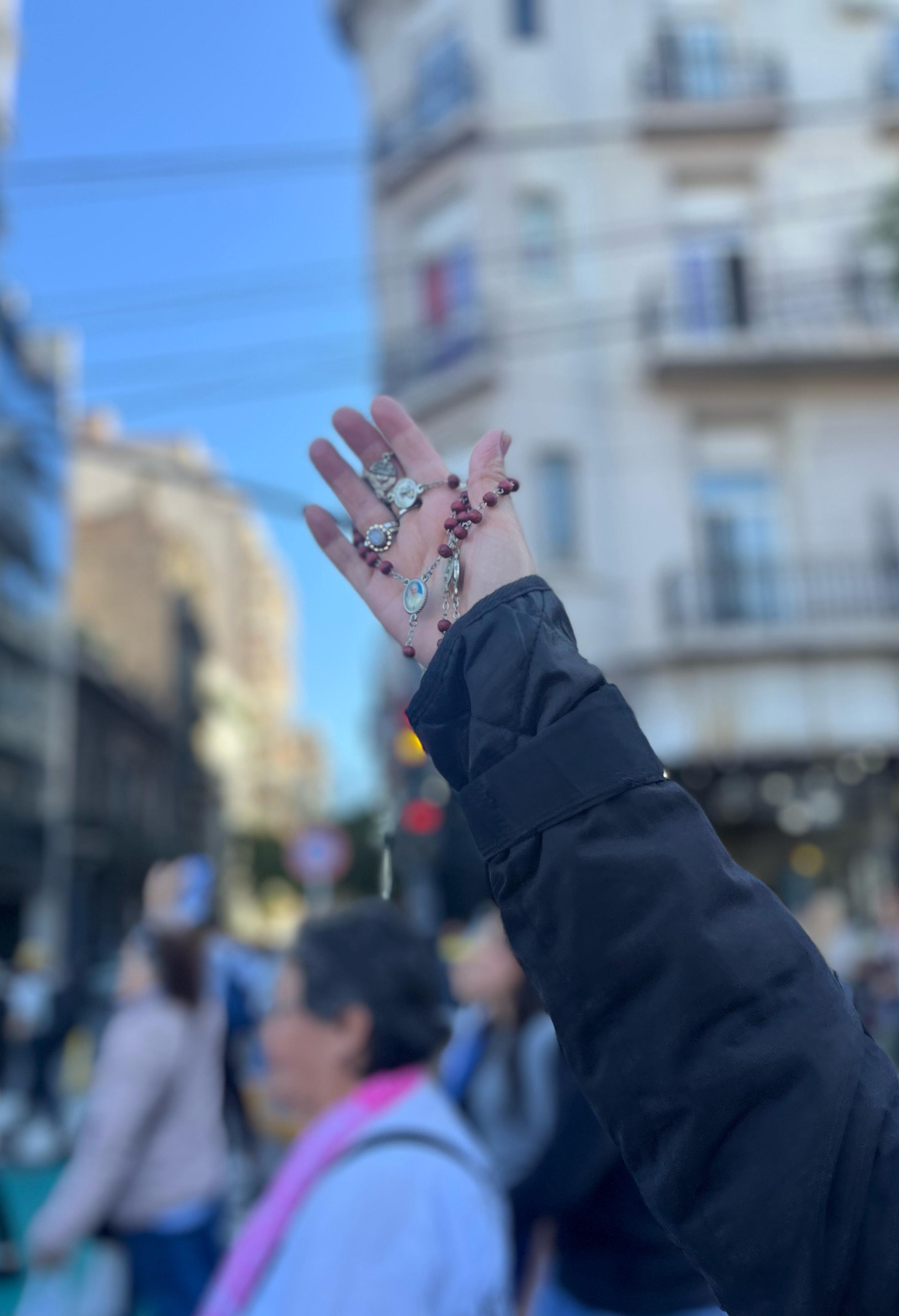 Un rosario en la caravana por el Papa Francisco en Buenos Aires. Crédito: Julieta Villar / EWTN News.