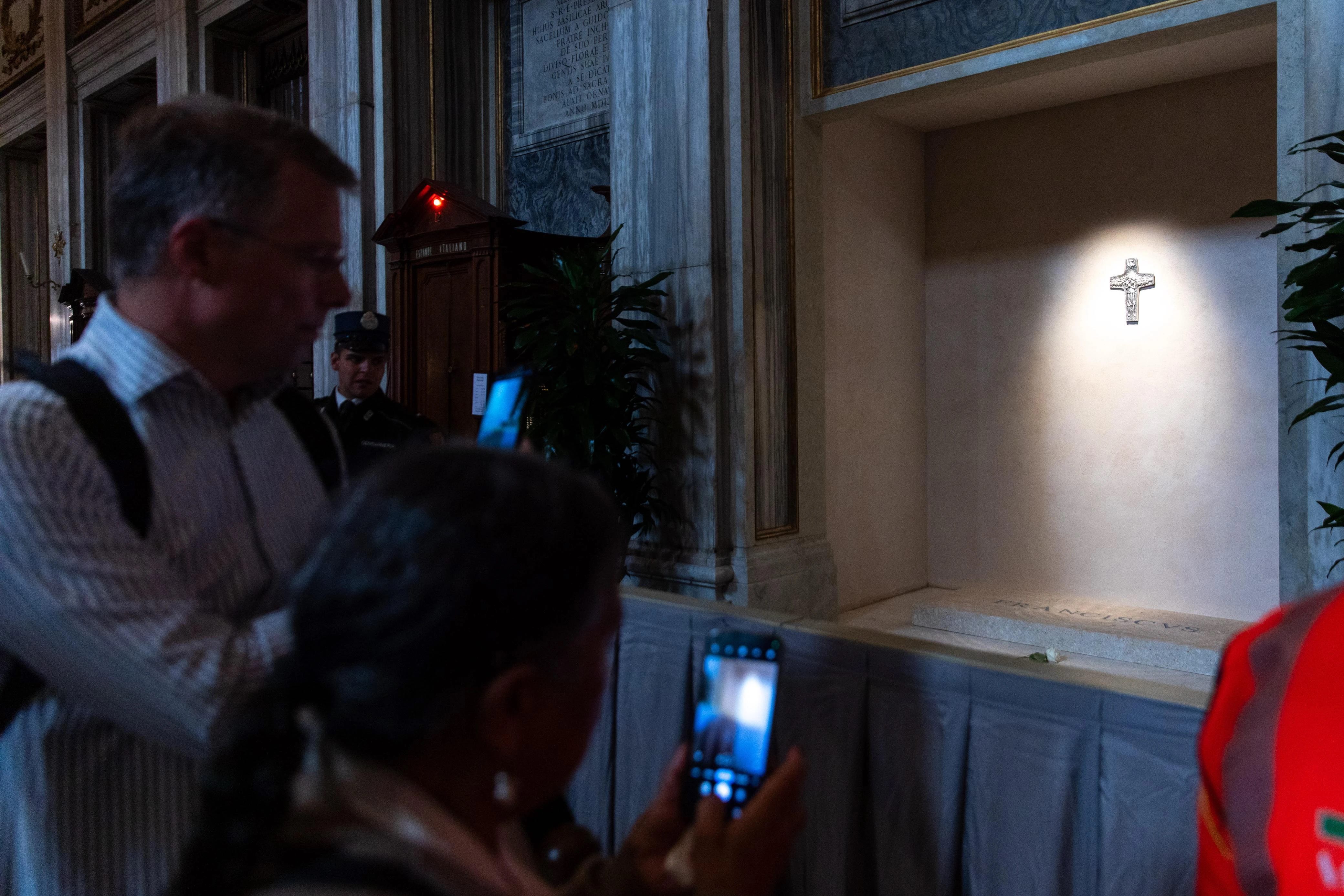 Peregrinos visitan la tumba del Papa Francisco en la Basílica de Santa María la Mayor el domingo 27 de abril de 2025. Crédito: Daniel Ibáñez/EWTN News.