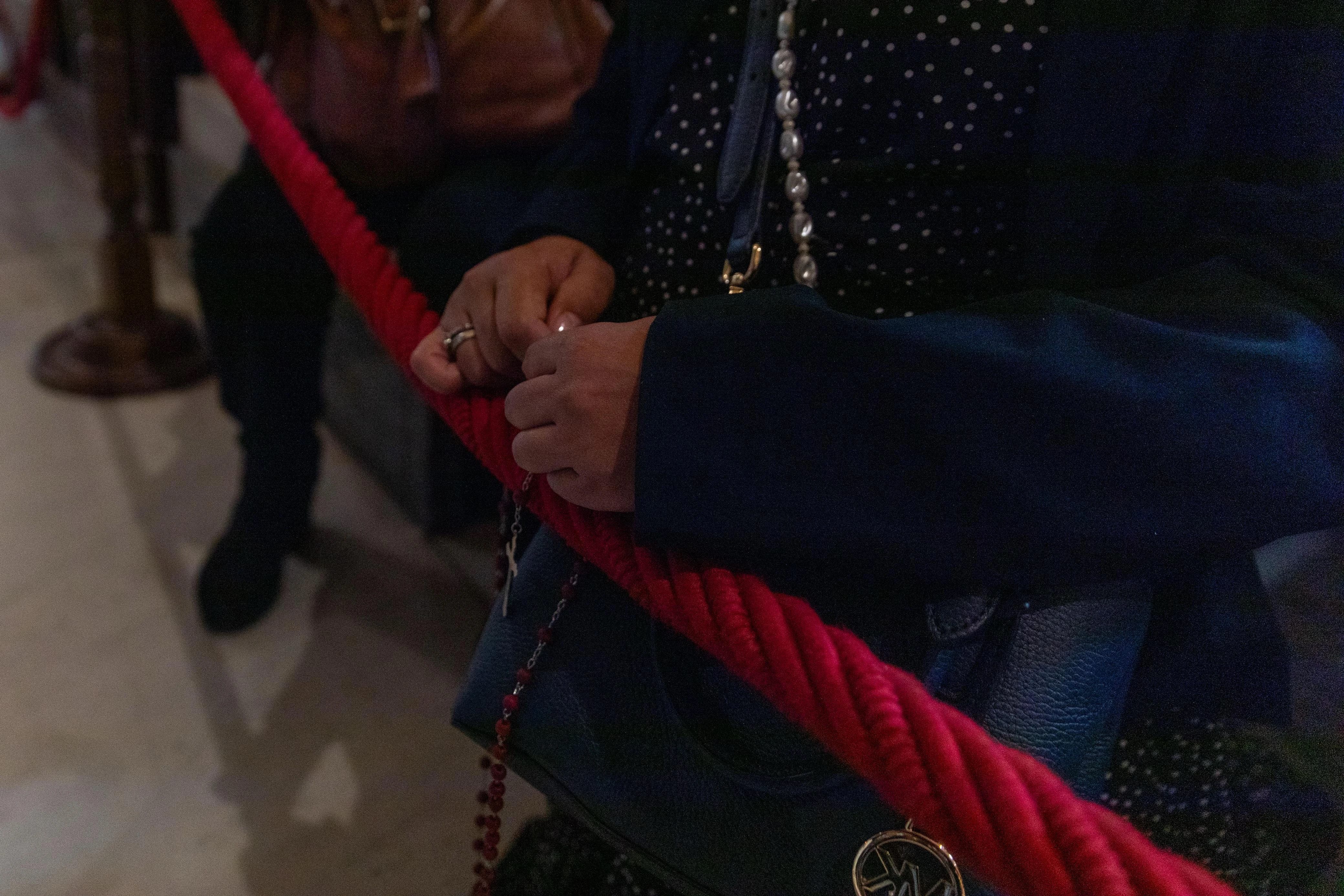 Fieles rezan el rosario cerca del lugar de descanso final del Papa Francisco en la Basílica de Santa María la Mayor en Roma, el 27 de abril de 2025. Crédito: Daniel Ibáñez/EWTN News.