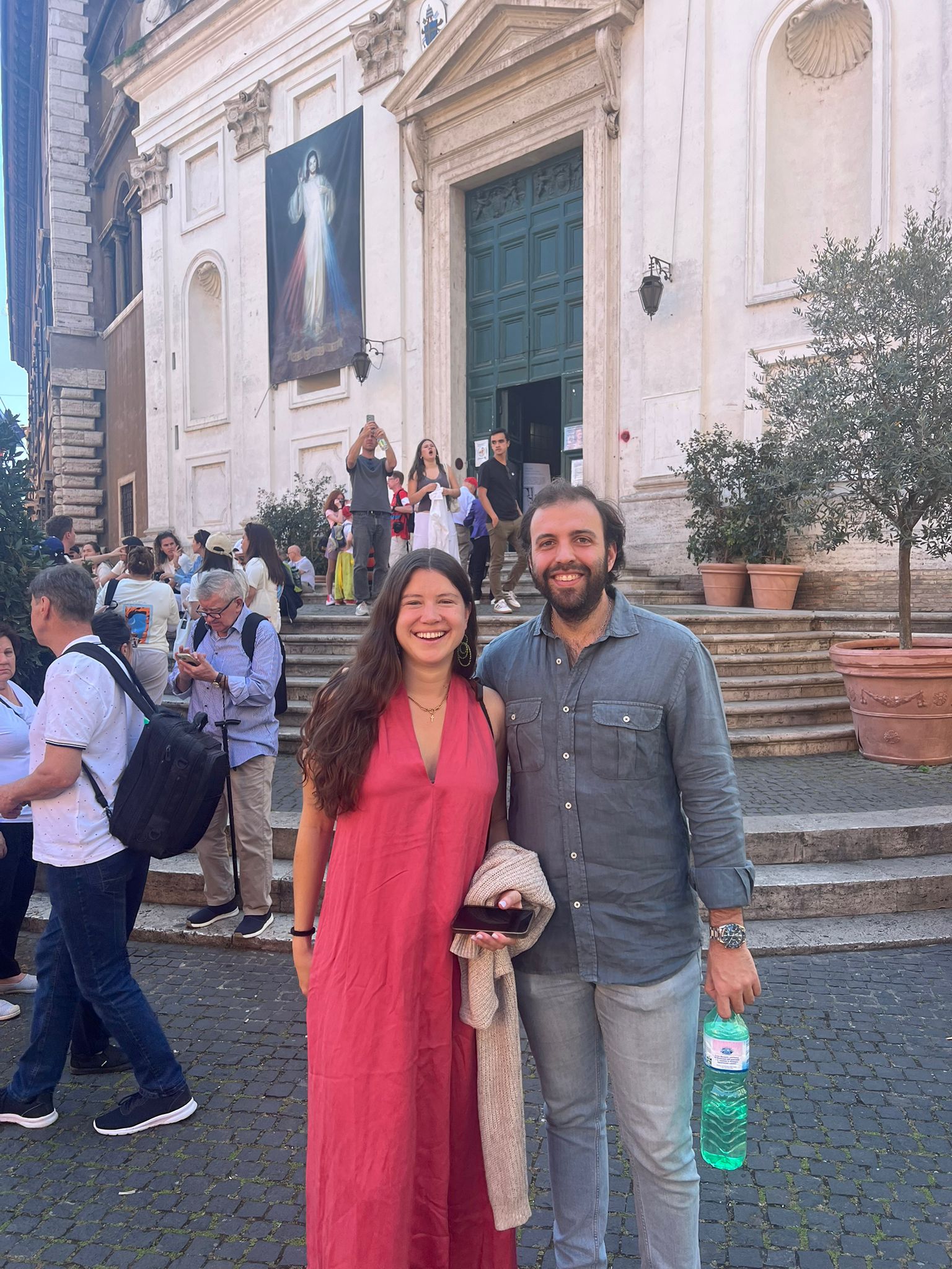 Alejandro y Fabiola en los alrededores del Vaticano. Crédito: Almudena Martínez-Bordiú/ ACI Prensa