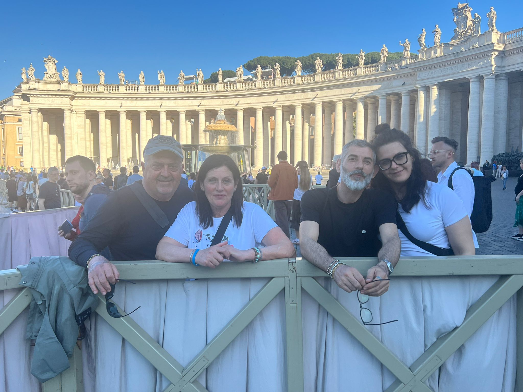 Vincenzo, Pasqualina y Graziana, desde la basílica de San Pedro. Crédito: Almudena Martínez-Bordiú/ ACI Prensa