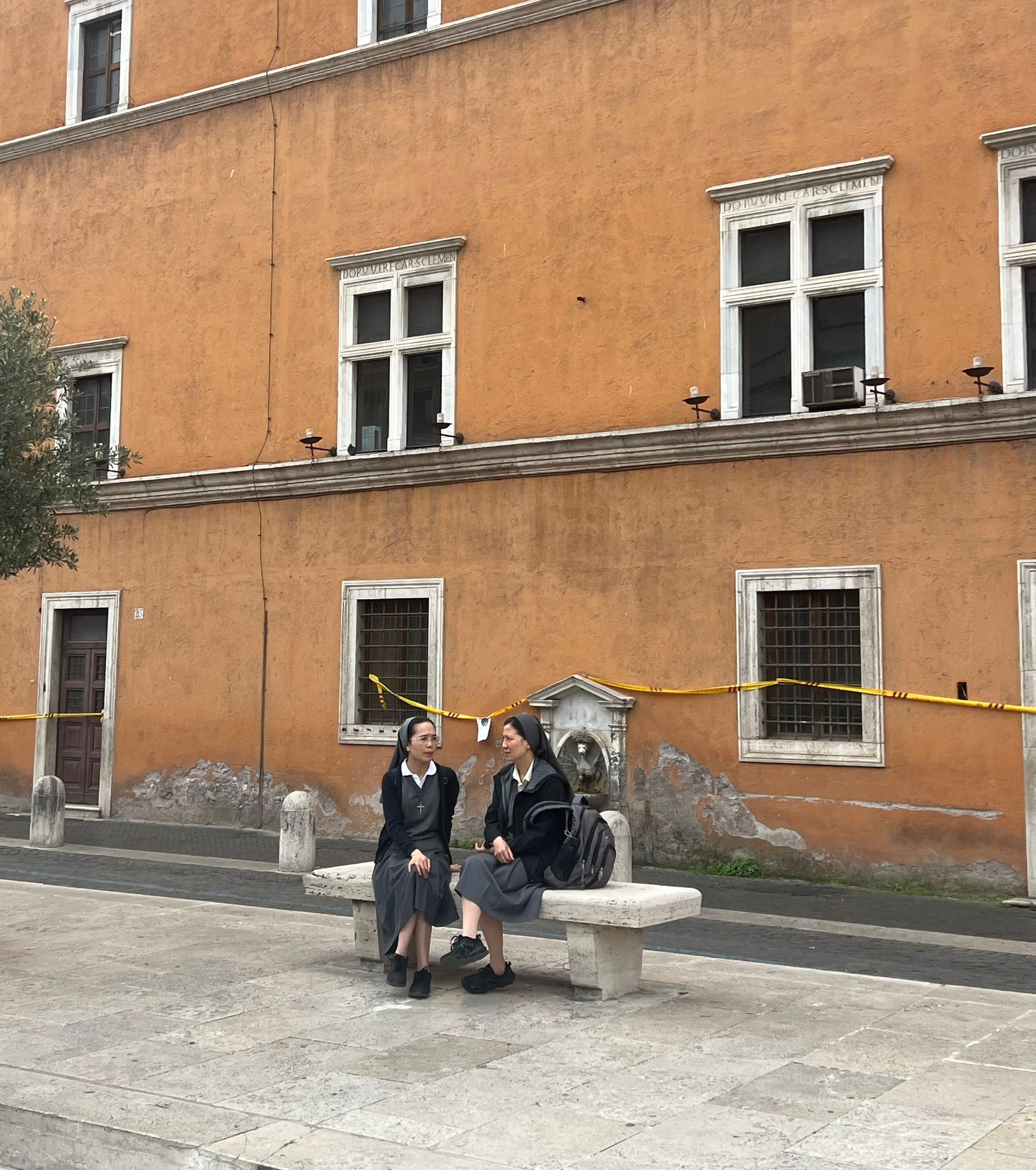 Dos religiosas conversan cerca de la plaza de San Pedro a pocos minutos de que comience el cónclave. Crédito: Almudena Martínez-Bordiù/ EWTN News