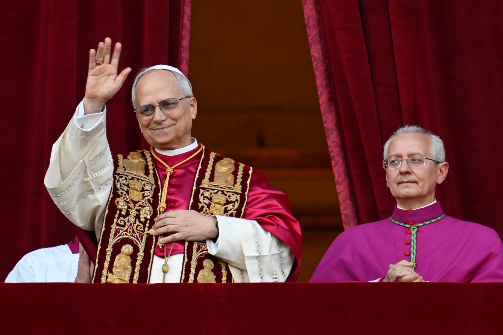 El Papa León XIV, asomado al balcón central de la Basílica de San Pedro