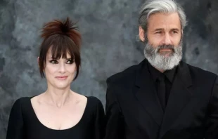 Winona Ryder y su novio Scott Mackinlay Hahn asisten al estreno en el Reino Unido de “Beetlejuice Beetlejuice” en el Cineworld Leicester Square en Londres. Crédito: Fred Duval / Shutterstock.