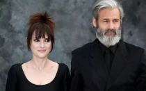 Winona Ryder y su novio Scott Mackinlay Hahn asisten al estreno en el Reino Unido de “Beetlejuice Beetlejuice” en el Cineworld Leicester Square en Londres.