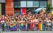 Multitud del desfile del "orgullo gay" en Manhattan, Nueva York, 30 de junio de 2024.