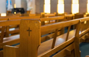 El número de adultos estadounidenses que se identifican con el cristianismo, con otra religión o sin religión se ha mantenido estable, según un nuevo informe del Pew Research Center. Crédito: ChoeWatt/Shutterstock.