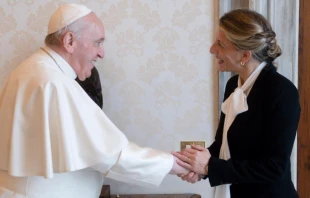 El Papa Francisco recibe a la vicepresidenta segunda del Gobierno de España, Yolanda Díaz en diciembre de 2021. Crédito: Vatican Media.