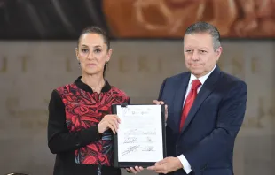 Arturo Zaldívar Y Claudia Sheinbaum firmando un convenio de colaboración en 2022. Crédito: SCJN