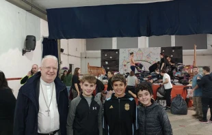 Obispo de Zárate Campana en el centro de evacuados Crédito: Cortesía Obispado de Zárate-Campana