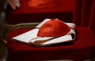 Un zucchetto, el solideo rojo que usan los cardenales. Crédito: Vatican Media.